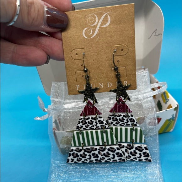 Christmas Tree Plunder earrings~So cute 🎄Leopard mixed in - Picture 1 of 3